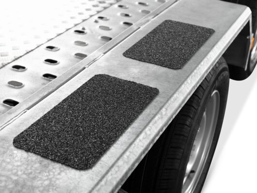 Böckmann Fahrzeugtransporter Mehrwert Radabdeckung mit Antirutschbeklebung