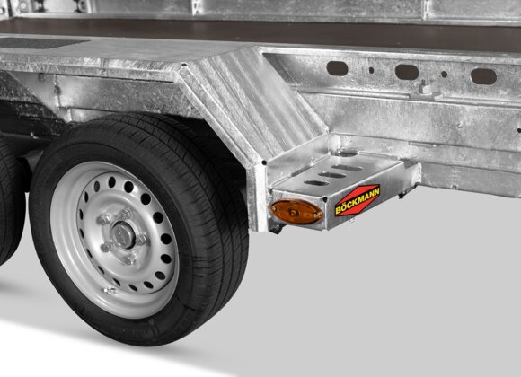 Böckmann Tridem Baumaschinentransporter - Trittstufen vor und hinter der Radabdeckung