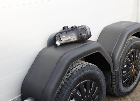 Böckmann Mehrwerte Pferdeanhänger Champion Uno Esprit 2025 Kotflügel als Ablagefläche