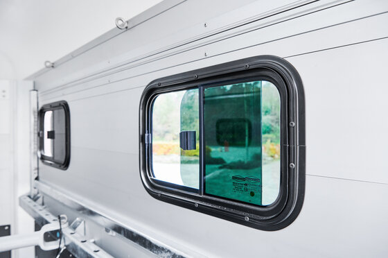 Böckmann Mehrwerte Pferdeanhänger Traveller - Gute Belüftung, Helligkeit und Sonnenschutz