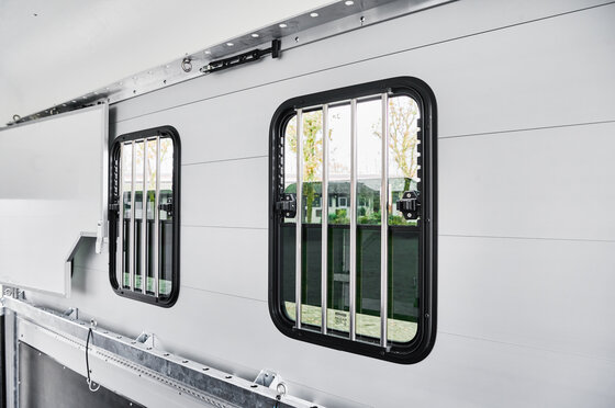 Böckmann Mehrwerte Pferdeanhänger Traveller - Gute Belüftung, Helligkeit und Sonnenschutz