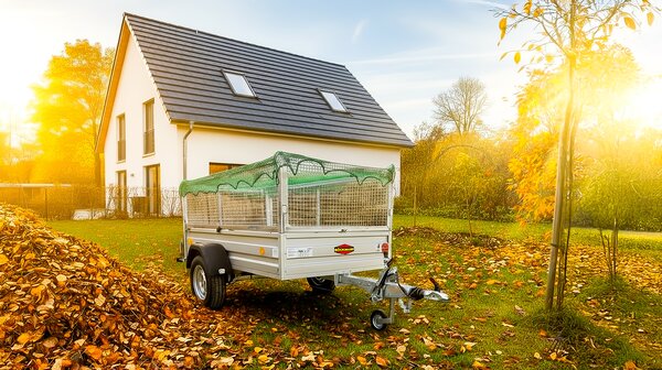 Tieflader mit Containernetz in Herbstatmosphäre