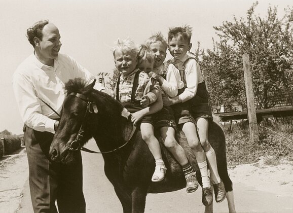 Anton Böckmann mit seinen vier Söhnen Klaus, Gilbert, Tönne und Roger