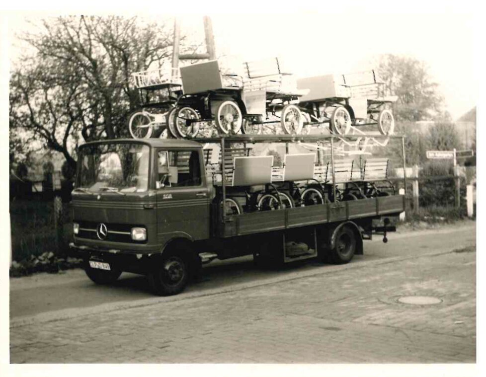 1975 - Transport der produzierten Ponykutschen
